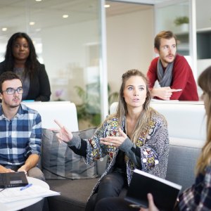 Bilden visar fem personer som pratar