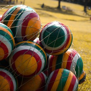 Bilden visar fotbollar i ett nÃ¤t